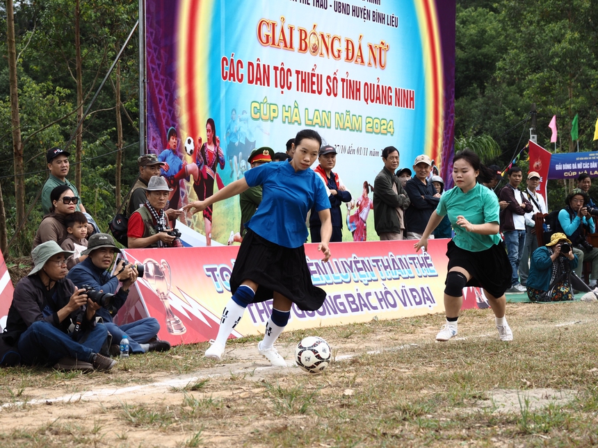 Chị hằng biên tập - Đi Bình Liêu xem phụ nữ dân tộc mặc váy đá bóng - Ảnh 1. Chị hằng biên tập - Đi Bình Liêu xem phụ nữ dân tộc mặc váy đá bóng - Ảnh 1.