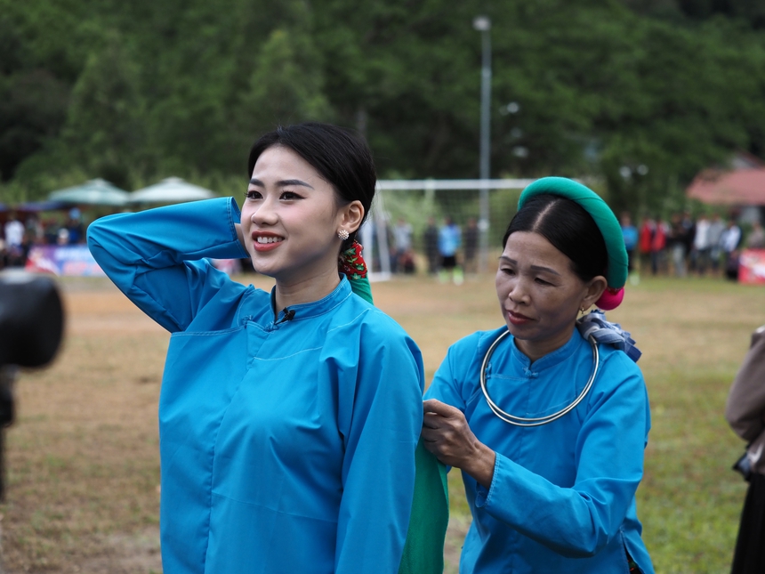 Chị hằng biên tập - Đi Bình Liêu xem phụ nữ dân tộc mặc váy đá bóng - Ảnh 17. Chị hằng biên tập - Đi Bình Liêu xem phụ nữ dân tộc mặc váy đá bóng - Ảnh 17.