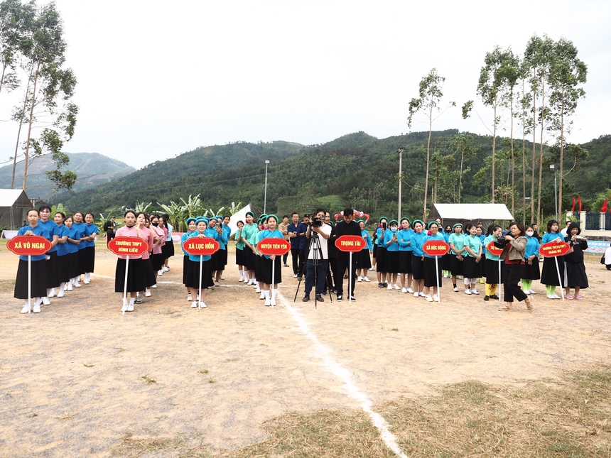 Chị hằng biên tập - Đi Bình Liêu xem phụ nữ dân tộc mặc váy đá bóng - Ảnh 3. Chị hằng biên tập - Đi Bình Liêu xem phụ nữ dân tộc mặc váy đá bóng - Ảnh 3.