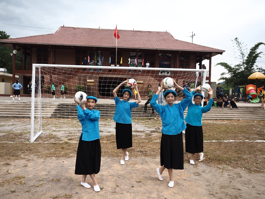 Chị hằng biên tập - Đi Bình Liêu xem phụ nữ dân tộc mặc váy đá bóng - Ảnh 5. Chị hằng biên tập - Đi Bình Liêu xem phụ nữ dân tộc mặc váy đá bóng - Ảnh 5.