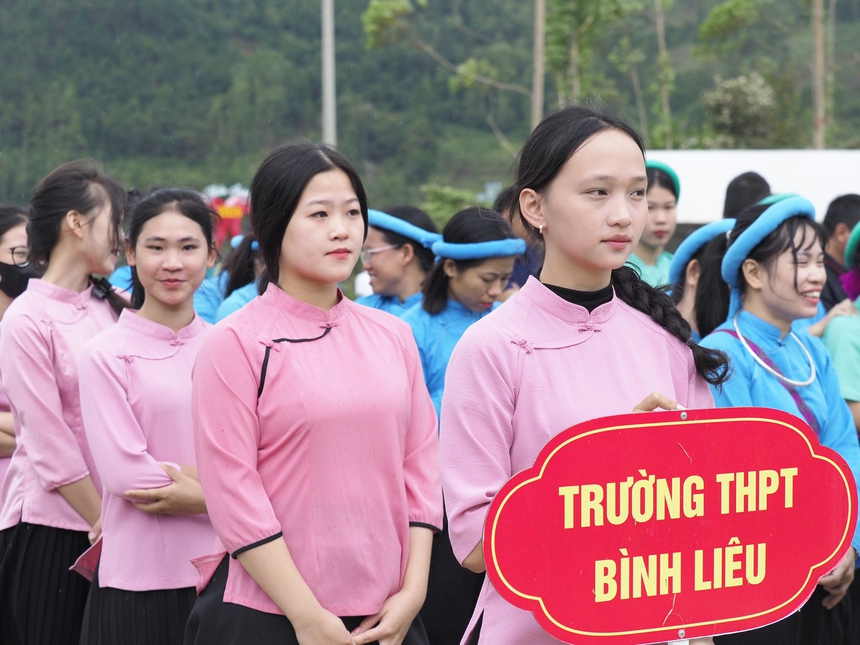 Chị hằng biên tập - Đi Bình Liêu xem phụ nữ dân tộc mặc váy đá bóng - Ảnh 4. Chị hằng biên tập - Đi Bình Liêu xem phụ nữ dân tộc mặc váy đá bóng - Ảnh 4.