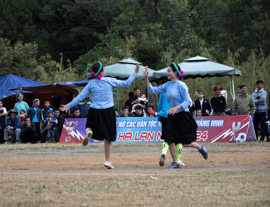 Chị hằng biên tập - Đi Bình Liêu xem phụ nữ dân tộc mặc váy đá bóng - Ảnh 15. Chị hằng biên tập - Đi Bình Liêu xem phụ nữ dân tộc mặc váy đá bóng - Ảnh 15.