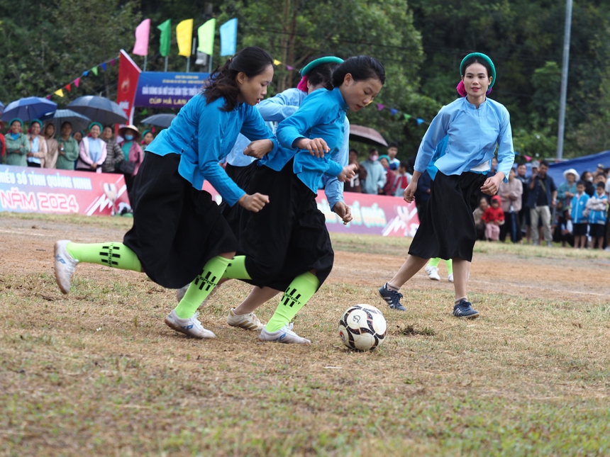 Chị hằng biên tập - Đi Bình Liêu xem phụ nữ dân tộc mặc váy đá bóng - Ảnh 11. Chị hằng biên tập - Đi Bình Liêu xem phụ nữ dân tộc mặc váy đá bóng - Ảnh 11.