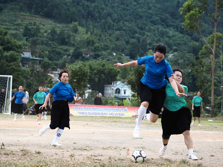 Chị hằng biên tập - Đi Bình Liêu xem phụ nữ dân tộc mặc váy đá bóng - Ảnh 13. Chị hằng biên tập - Đi Bình Liêu xem phụ nữ dân tộc mặc váy đá bóng - Ảnh 13.
