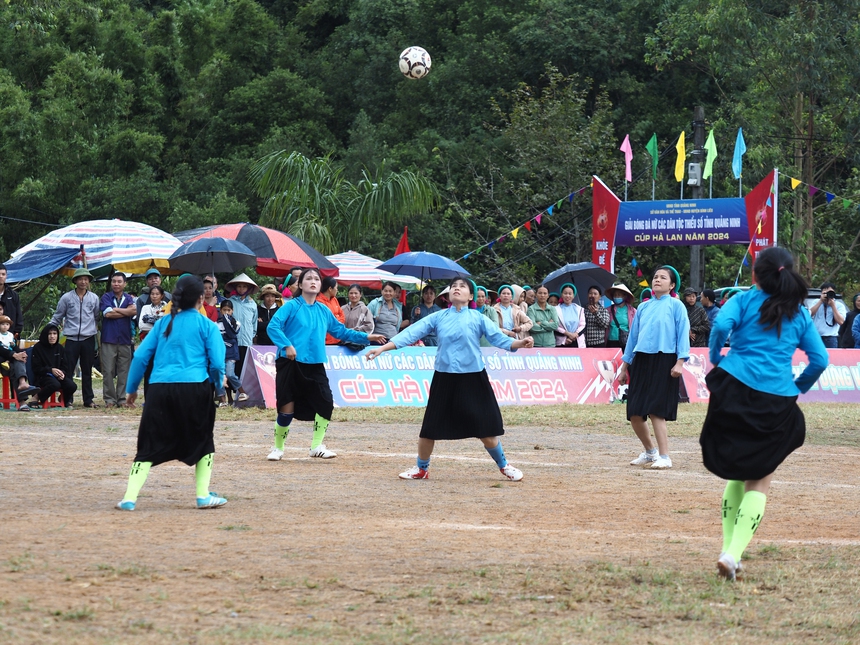 Chị hằng biên tập - Đi Bình Liêu xem phụ nữ dân tộc mặc váy đá bóng - Ảnh 10. Chị hằng biên tập - Đi Bình Liêu xem phụ nữ dân tộc mặc váy đá bóng - Ảnh 10.