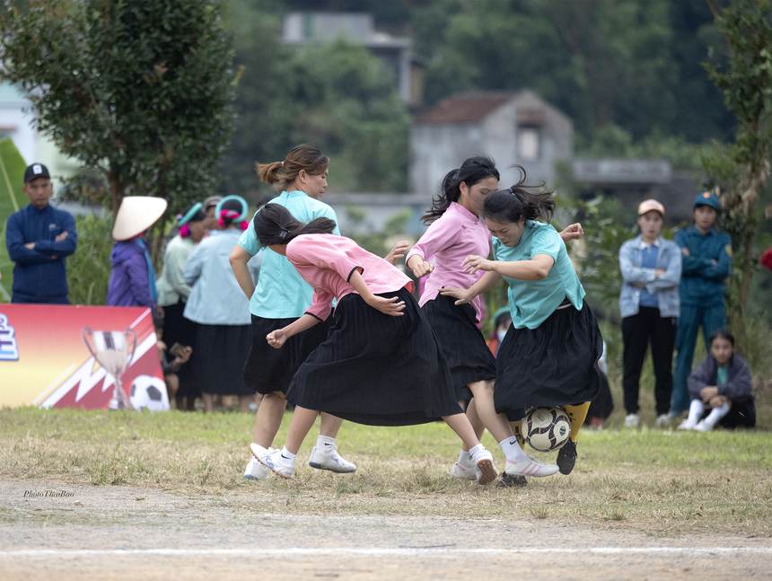 Chị hằng biên tập - Đi Bình Liêu xem phụ nữ dân tộc mặc váy đá bóng - Ảnh 9. Chị hằng biên tập - Đi Bình Liêu xem phụ nữ dân tộc mặc váy đá bóng - Ảnh 9.