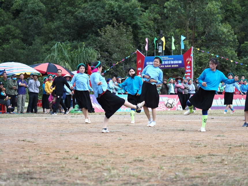 Chị hằng biên tập - Đi Bình Liêu xem phụ nữ dân tộc mặc váy đá bóng - Ảnh 12. Chị hằng biên tập - Đi Bình Liêu xem phụ nữ dân tộc mặc váy đá bóng - Ảnh 12.