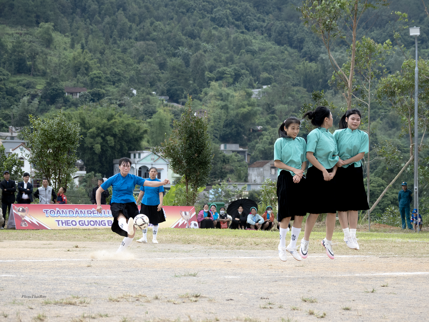 Chị hằng biên tập - Đi Bình Liêu xem phụ nữ dân tộc mặc váy đá bóng - Ảnh 14. Chị hằng biên tập - Đi Bình Liêu xem phụ nữ dân tộc mặc váy đá bóng - Ảnh 14.
