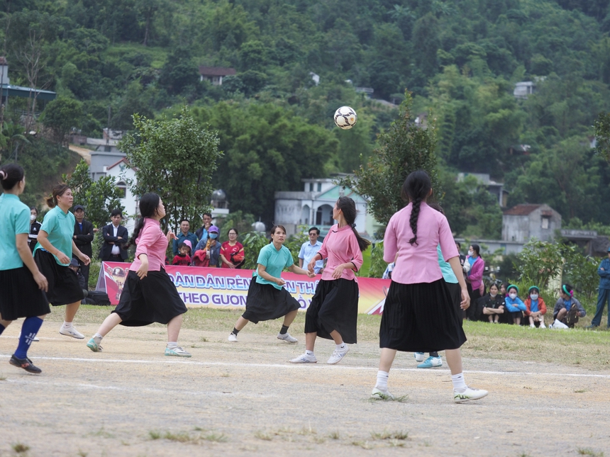 Chị hằng biên tập - Đi Bình Liêu xem phụ nữ dân tộc mặc váy đá bóng - Ảnh 7. Chị hằng biên tập - Đi Bình Liêu xem phụ nữ dân tộc mặc váy đá bóng - Ảnh 7.