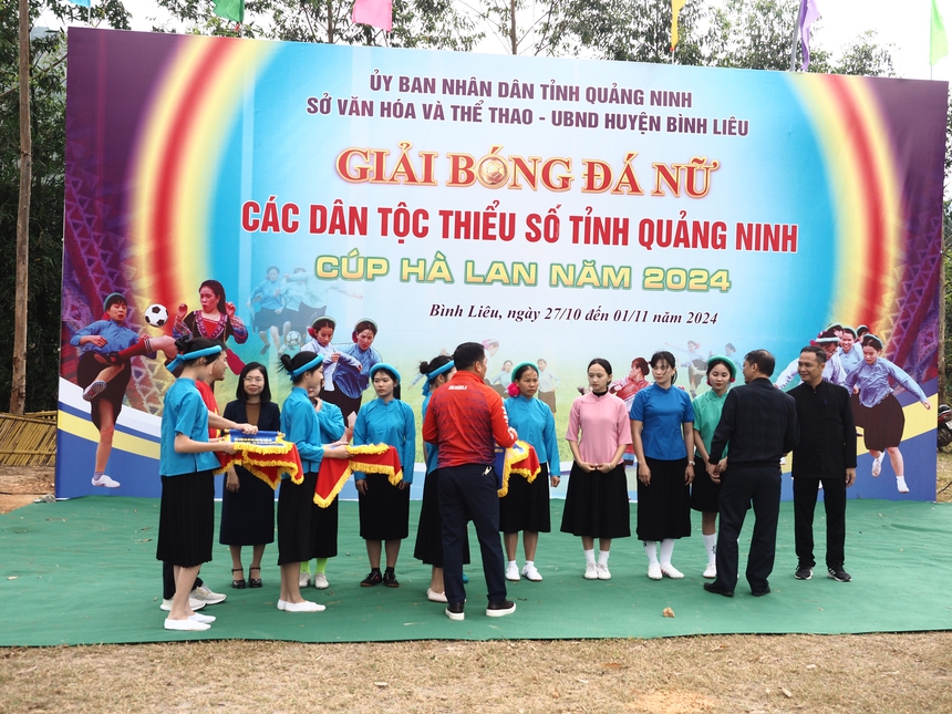 Chị hằng biên tập - Đi Bình Liêu xem phụ nữ dân tộc mặc váy đá bóng - Ảnh 16. Chị hằng biên tập - Đi Bình Liêu xem phụ nữ dân tộc mặc váy đá bóng - Ảnh 16.