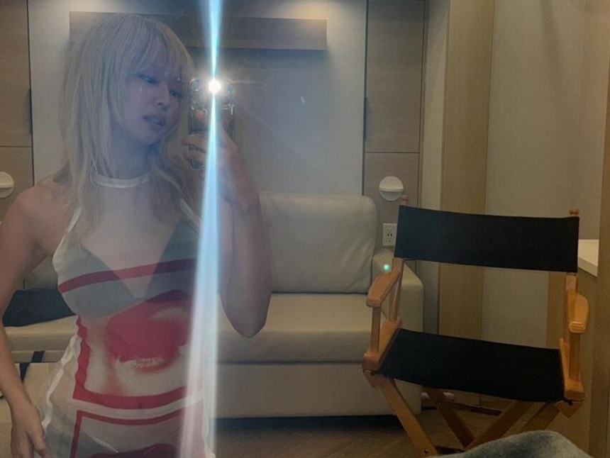 Jennie Blackpink khiến người hâm mộ kinh ngạc trong chiếc váy xuyên thấu gợi cảm - Ảnh 3. Jennie Blackpink khiến người hâm mộ kinh ngạc trong chiếc váy xuyên thấu gợi cảm - Ảnh 3.