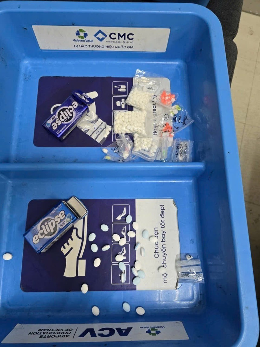 Hải quan sân bay Tân Sơn Nhất bắt giữ 2 vụ nhập lậu hơn 1.000 viên kim cương - Ảnh 2. Hải quan sân bay Tân Sơn Nhất bắt giữ 2 vụ nhập lậu hơn 1.000 viên kim cương - Ảnh 2.