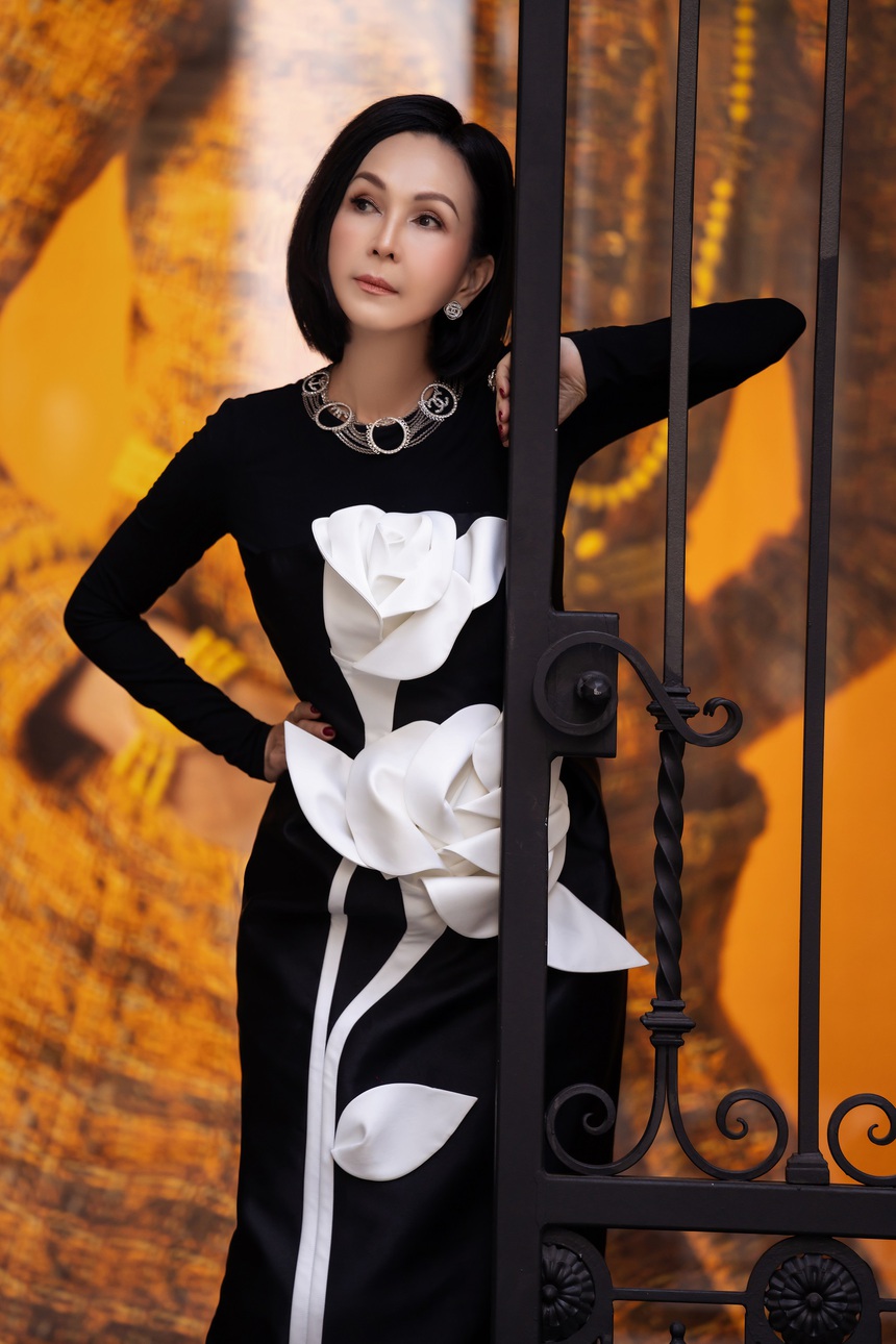 Diễm My diện đầm phiên bản “Emily in Paris” theo 3 cách khác biệt tại Úc - Ảnh 4.