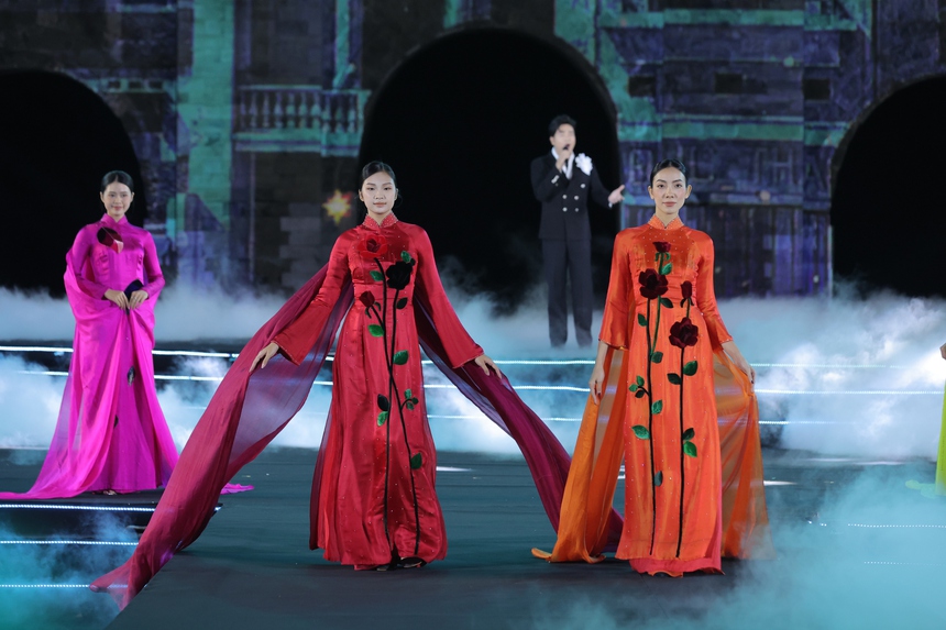 BST Áo Dài “Giao mùa đêm Hà Nội” của NTK Đức Hùng: Vẻ Đẹp Mùa Đông Thủ Đô - Ảnh 8. BST Áo Dài “Giao mùa đêm Hà Nội” của NTK Đức Hùng: Vẻ Đẹp Mùa Đông Thủ Đô - Ảnh 8.