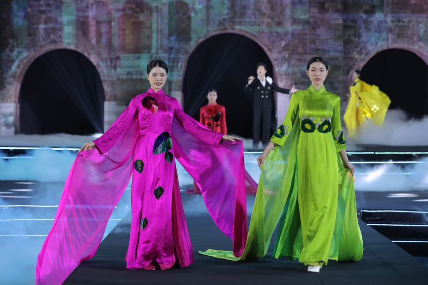 BST Áo Dài “Giao mùa đêm Hà Nội” của NTK Đức Hùng: Vẻ Đẹp Mùa Đông Thủ Đô - Ảnh 6. BST Áo Dài “Giao mùa đêm Hà Nội” của NTK Đức Hùng: Vẻ Đẹp Mùa Đông Thủ Đô - Ảnh 6.