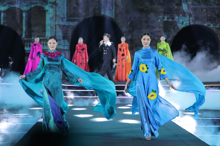 BST Áo Dài “Giao mùa đêm Hà Nội” của NTK Đức Hùng: Vẻ Đẹp Mùa Đông Thủ Đô - Ảnh 7. BST Áo Dài “Giao mùa đêm Hà Nội” của NTK Đức Hùng: Vẻ Đẹp Mùa Đông Thủ Đô - Ảnh 7.