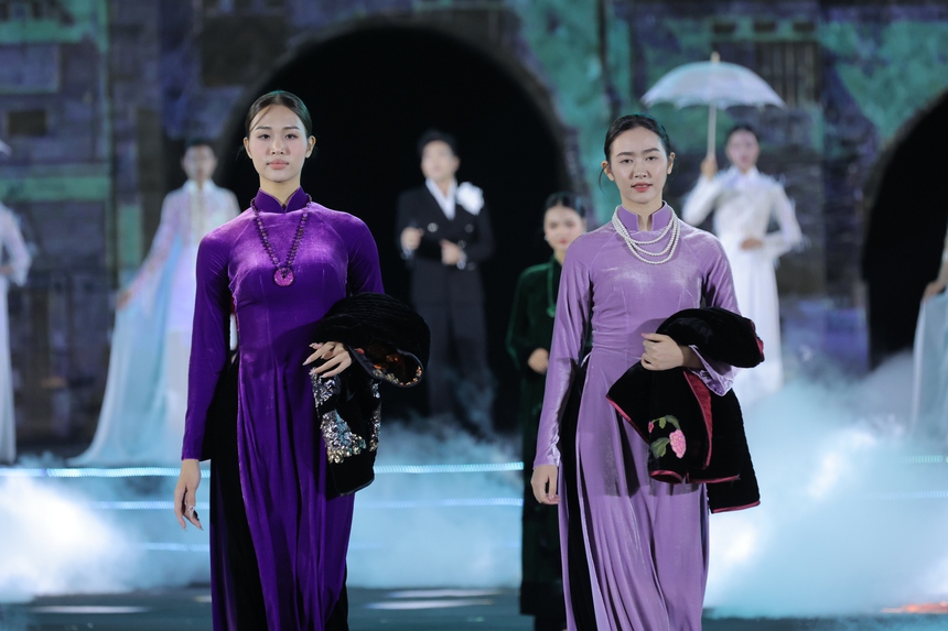 BST Áo Dài “Giao mùa đêm Hà Nội” của NTK Đức Hùng: Vẻ Đẹp Mùa Đông Thủ Đô - Ảnh 4. BST Áo Dài “Giao mùa đêm Hà Nội” của NTK Đức Hùng: Vẻ Đẹp Mùa Đông Thủ Đô - Ảnh 4.