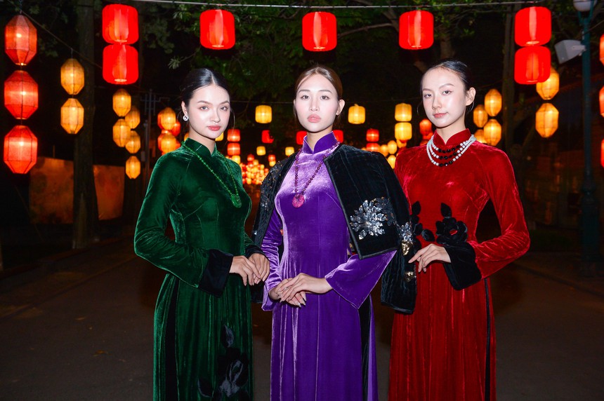 BST Áo Dài “Giao mùa đêm Hà Nội” của NTK Đức Hùng: Vẻ Đẹp Mùa Đông Thủ Đô - Ảnh 12. BST Áo Dài “Giao mùa đêm Hà Nội” của NTK Đức Hùng: Vẻ Đẹp Mùa Đông Thủ Đô - Ảnh 12.