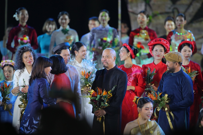 BST Áo Dài “Giao mùa đêm Hà Nội” của NTK Đức Hùng: Vẻ Đẹp Mùa Đông Thủ Đô - Ảnh 1. BST Áo Dài “Giao mùa đêm Hà Nội” của NTK Đức Hùng: Vẻ Đẹp Mùa Đông Thủ Đô - Ảnh 1.