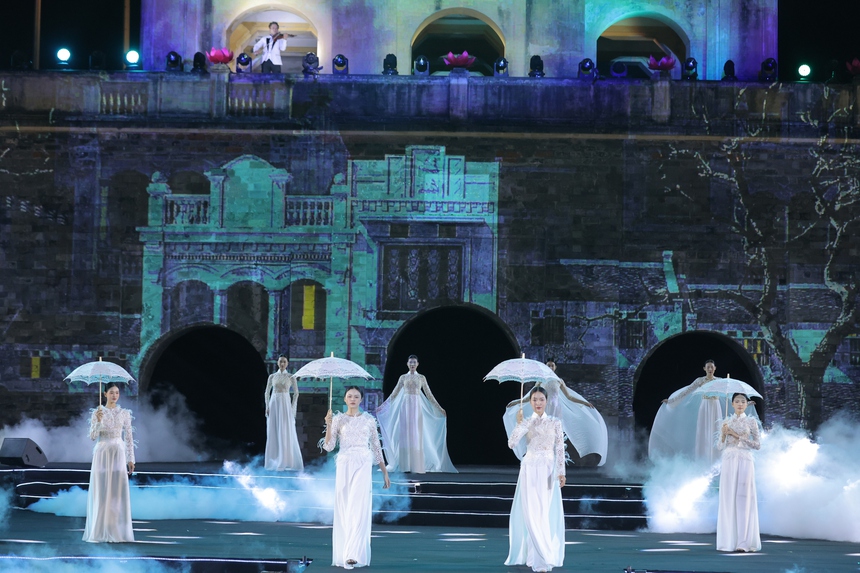 Ấn tượng BST Áo dài “Giao mùa đêm Hà Nội” của NTK Đức Hùng với vẻ đẹp mùa Đông Hà Nội - Ảnh 1. Ấn tượng BST Áo dài “Giao mùa đêm Hà Nội” của NTK Đức Hùng với vẻ đẹp mùa Đông Hà Nội - Ảnh 1.