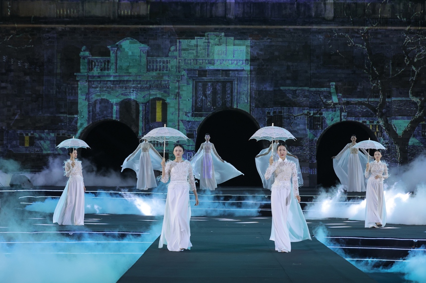 Ấn tượng BST Áo dài “Giao mùa đêm Hà Nội” của NTK Đức Hùng với vẻ đẹp mùa Đông Hà Nội - Ảnh 2. Ấn tượng BST Áo dài “Giao mùa đêm Hà Nội” của NTK Đức Hùng với vẻ đẹp mùa Đông Hà Nội - Ảnh 2.