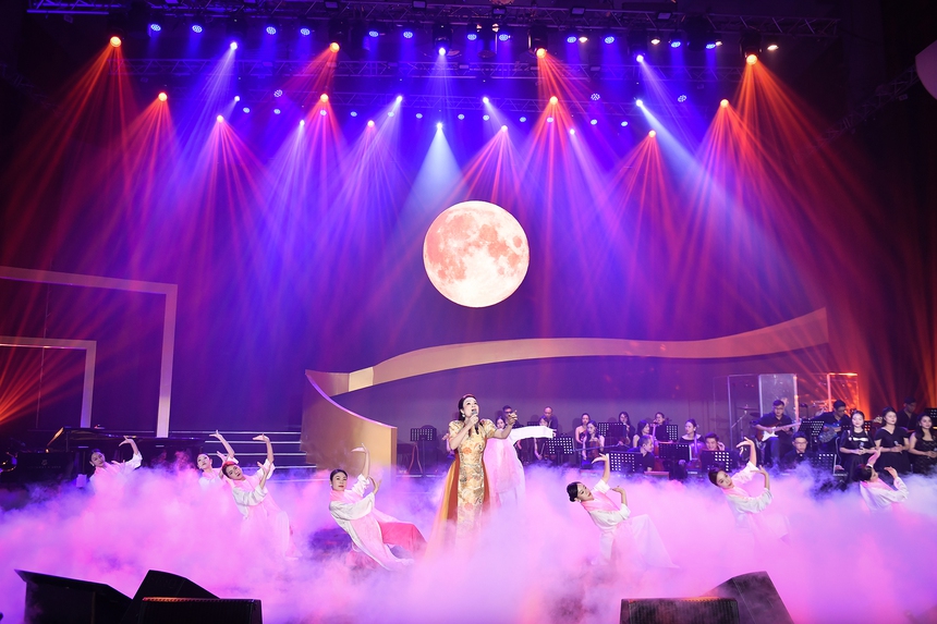 "Cảm xúc tháng 10": Tỏa sáng những ngôi sao các thế hệ của Học viện Âm nhạc Quốc gia - Ảnh 2.