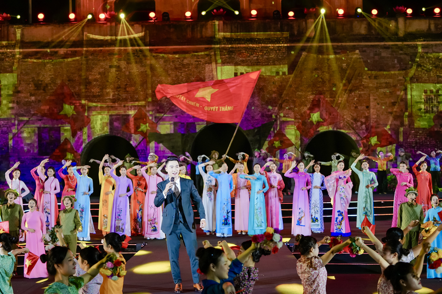 NTK Vũ Thảo Giang tái hiện lịch sử Hà Nội qua BST "Thuỵ vũ nghênh hy" - Ảnh 1. NTK Vũ Thảo Giang tái hiện lịch sử Hà Nội qua BST "Thuỵ vũ nghênh hy" - Ảnh 1.