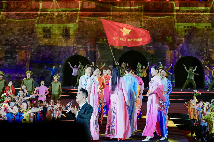 NTK Vũ Thảo Giang tái hiện lịch sử Hà Nội qua BST "Thuỵ vũ nghênh hy" - Ảnh 2. NTK Vũ Thảo Giang tái hiện lịch sử Hà Nội qua BST "Thuỵ vũ nghênh hy" - Ảnh 2.