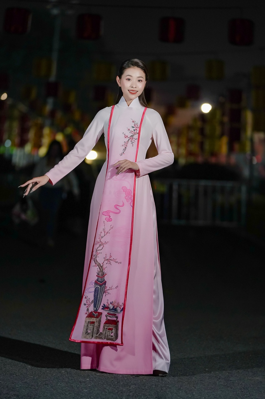 NTK Vũ Thảo Giang tái hiện lịch sử Hà Nội qua BST "Thuỵ vũ nghênh hy" - Ảnh 11. NTK Vũ Thảo Giang tái hiện lịch sử Hà Nội qua BST "Thuỵ vũ nghênh hy" - Ảnh 11.