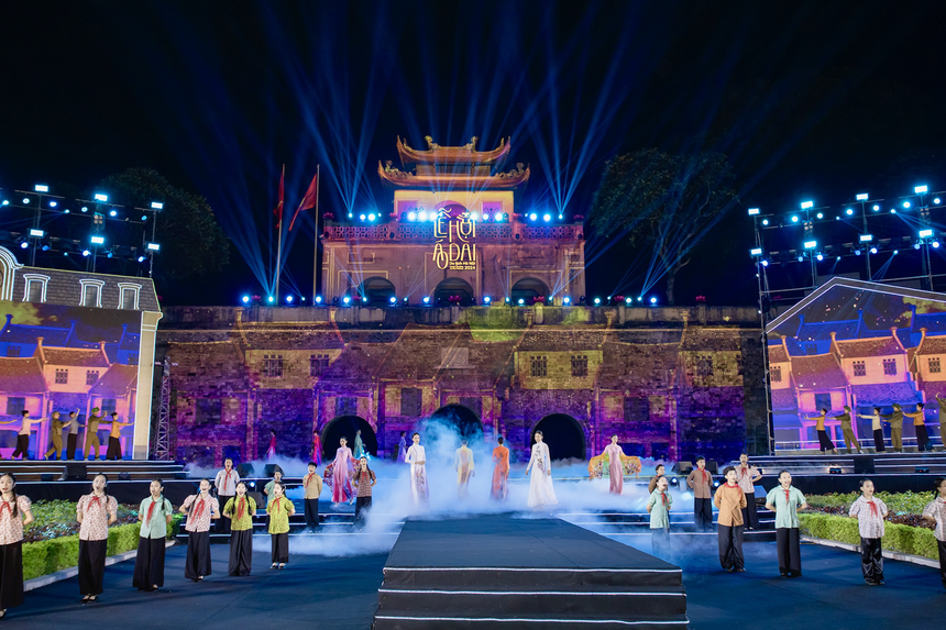 NTK Vũ Thảo Giang tái hiện lịch sử Hà Nội qua BST "Thuỵ vũ nghênh hy" - Ảnh 4. NTK Vũ Thảo Giang tái hiện lịch sử Hà Nội qua BST "Thuỵ vũ nghênh hy" - Ảnh 4.