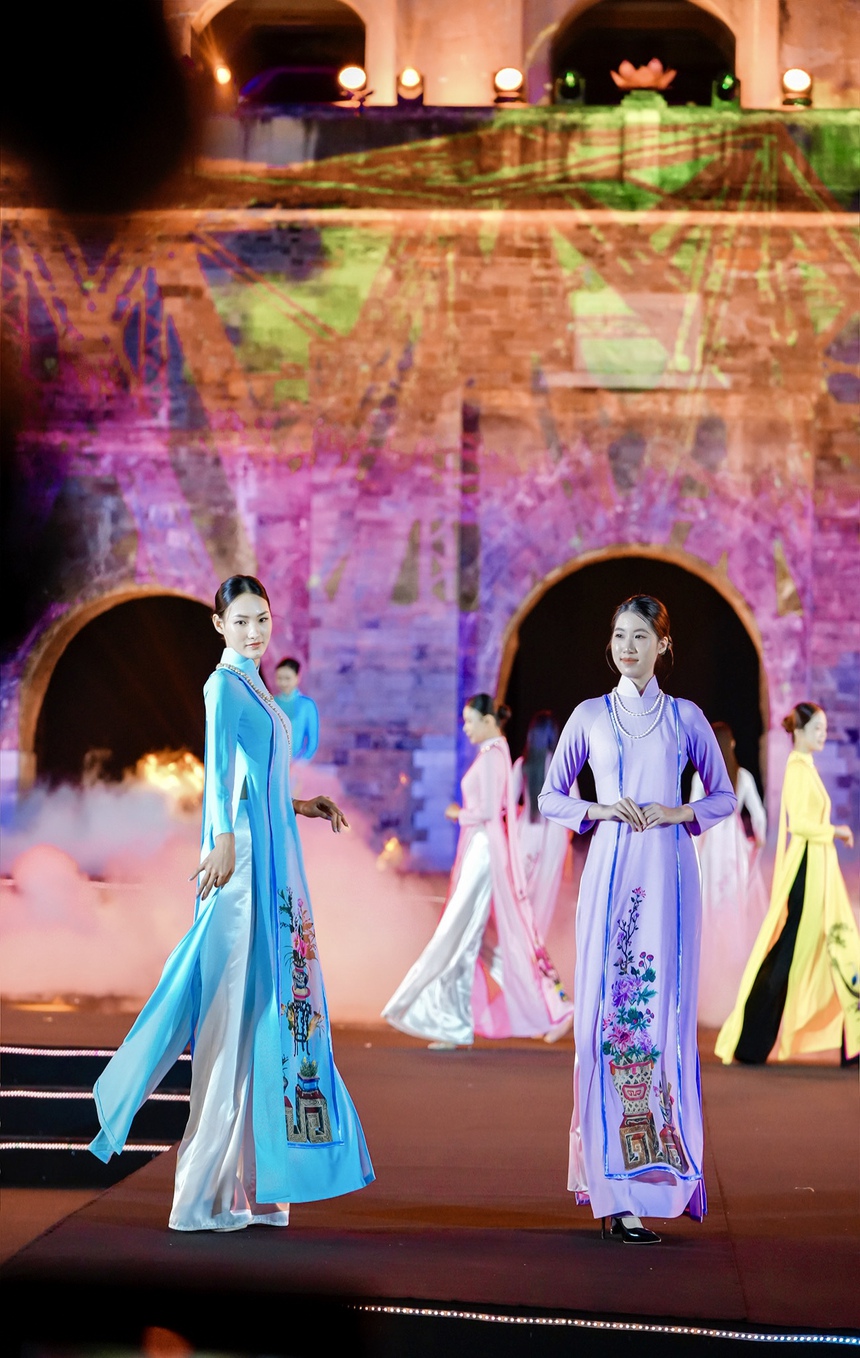 NTK Vũ Thảo Giang tái hiện lịch sử Hà Nội qua BST "Thuỵ vũ nghênh hy" - Ảnh 6. NTK Vũ Thảo Giang tái hiện lịch sử Hà Nội qua BST "Thuỵ vũ nghênh hy" - Ảnh 6.