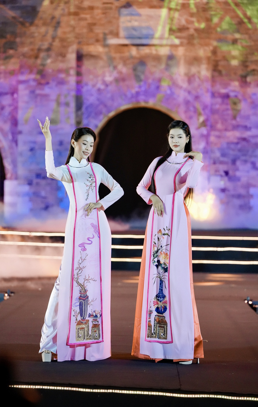 NTK Vũ Thảo Giang tái hiện lịch sử Hà Nội qua BST "Thuỵ vũ nghênh hy" - Ảnh 7. NTK Vũ Thảo Giang tái hiện lịch sử Hà Nội qua BST "Thuỵ vũ nghênh hy" - Ảnh 7.