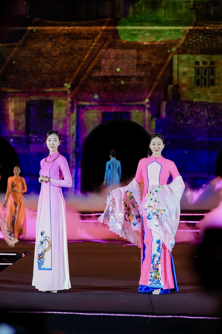 NTK Vũ Thảo Giang tái hiện lịch sử Hà Nội qua BST "Thuỵ vũ nghênh hy" - Ảnh 8. NTK Vũ Thảo Giang tái hiện lịch sử Hà Nội qua BST "Thuỵ vũ nghênh hy" - Ảnh 8.