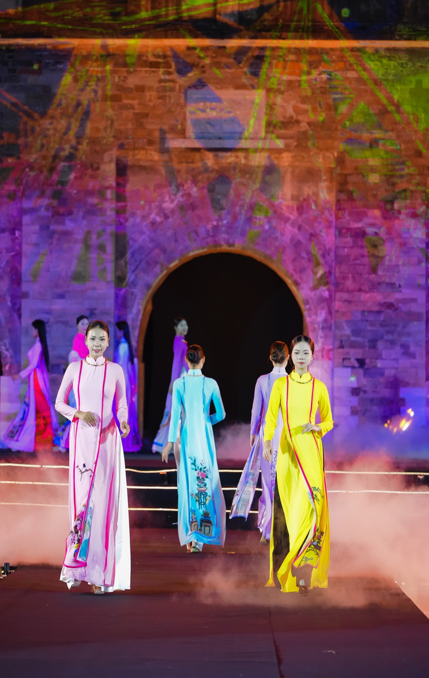 NTK Vũ Thảo Giang tái hiện lịch sử Hà Nội qua BST "Thuỵ vũ nghênh hy" - Ảnh 9. NTK Vũ Thảo Giang tái hiện lịch sử Hà Nội qua BST "Thuỵ vũ nghênh hy" - Ảnh 9.