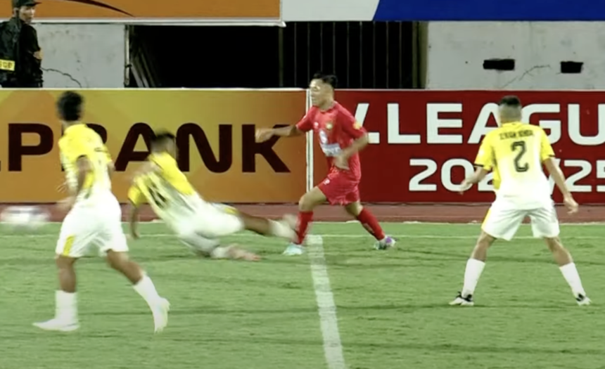 Mạc Hồng Quân vào bóng ghê rợn với cầu thủ vừa được HLV Kim Sang Sik triệu tập, dân mạng đòi treo giò 10 trận vì thái độ khó tin - Ảnh 1. Mạc Hồng Quân vào bóng ghê rợn với cầu thủ vừa được HLV Kim Sang Sik triệu tập, dân mạng đòi treo giò 10 trận vì thái độ khó tin - Ảnh 1.