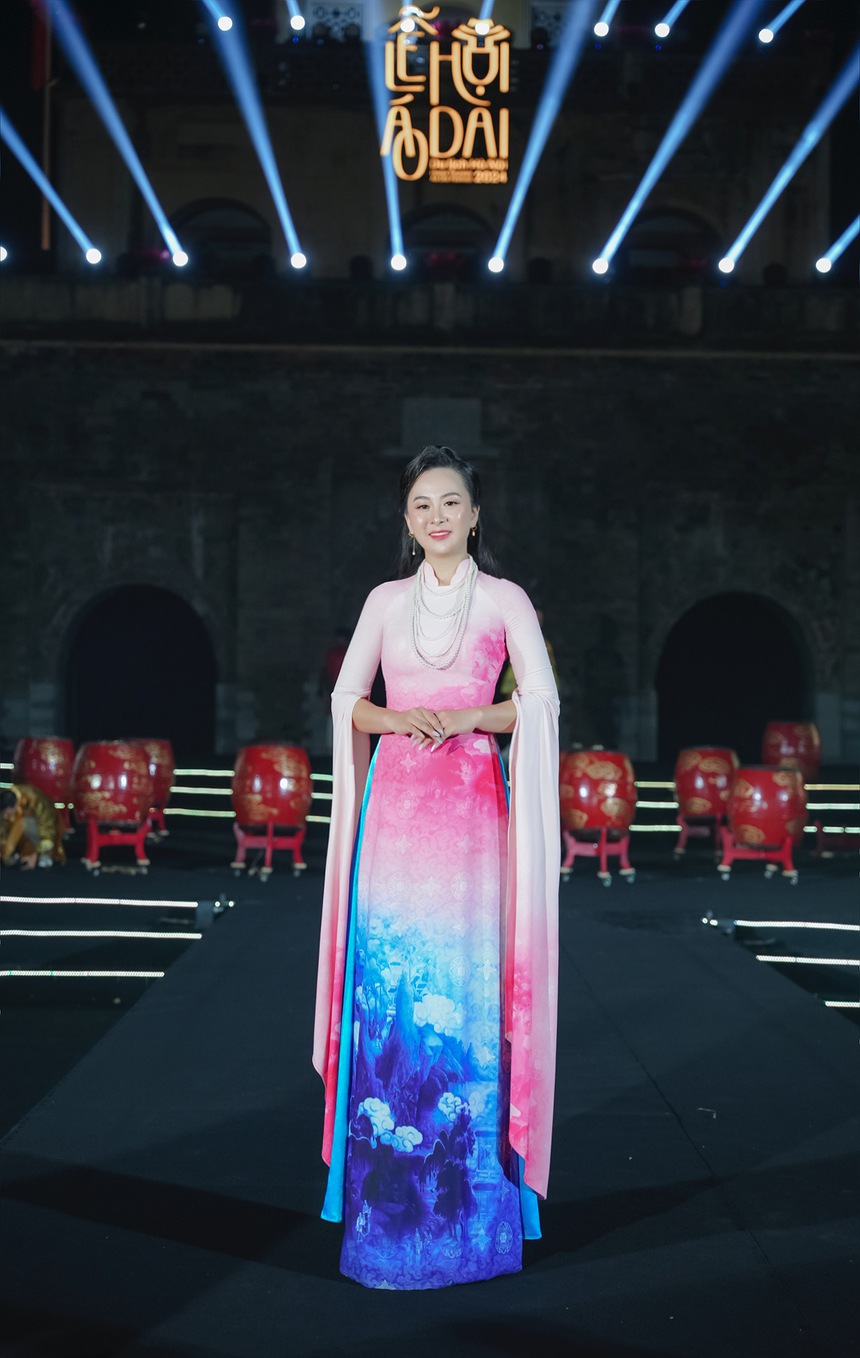 NTK Vũ Thảo Giang tái hiện lịch sử Hà Nội qua BST "Thuỵ vũ nghênh hy" - Ảnh 12. NTK Vũ Thảo Giang tái hiện lịch sử Hà Nội qua BST "Thuỵ vũ nghênh hy" - Ảnh 12.