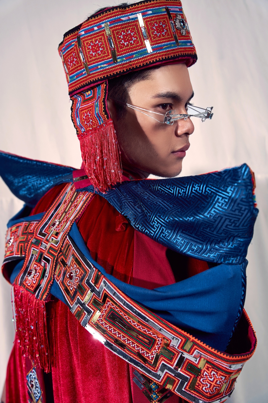 Cao Quốc Thắng mang trang phục dân tộc "Sênh tiền võ khúc" dự thi Mister Global 2024 - Ảnh 3.