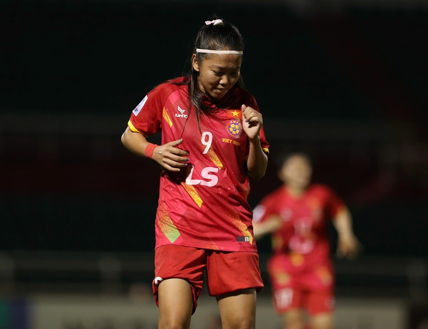 Huỳnh Như nén đau ra sân, vẫn lập cú đúp trong 3 phút - Ảnh 1. Huỳnh Như nén đau ra sân, vẫn lập cú đúp trong 3 phút - Ảnh 1.