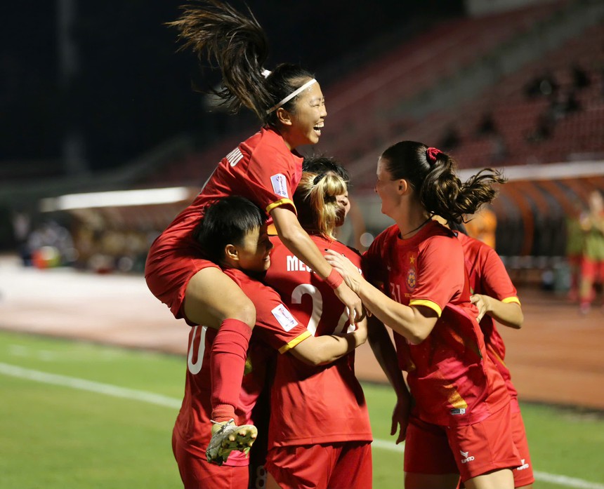 Huỳnh Như nén đau ra sân, vẫn lập cú đúp trong 3 phút - Ảnh 2. Huỳnh Như nén đau ra sân, vẫn lập cú đúp trong 3 phút - Ảnh 2.