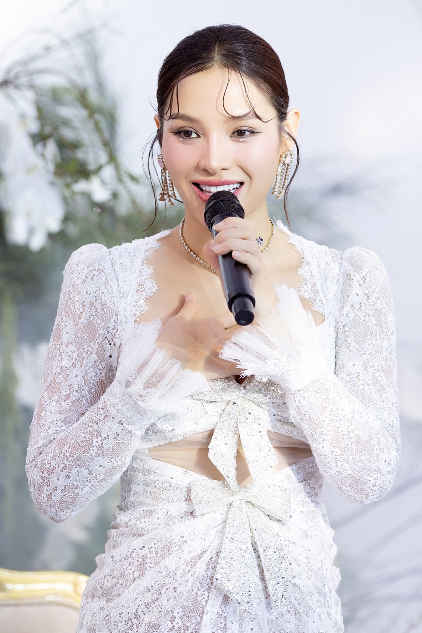 Phương Trinh Jolie rạng rỡ trong tiệc mừng sinh nhật tuổi 36 - Ảnh 1. Phương Trinh Jolie rạng rỡ trong tiệc mừng sinh nhật tuổi 36 - Ảnh 1.