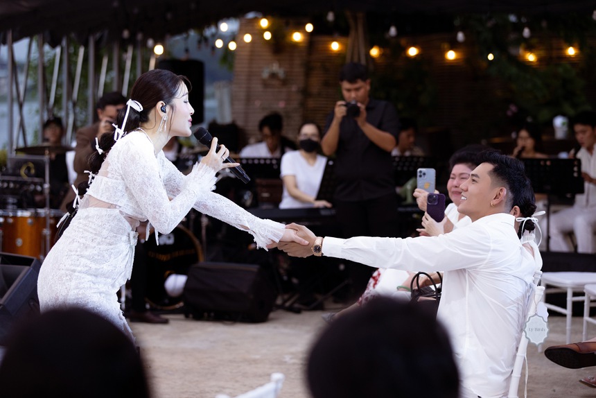 Phương Trinh Jolie rạng rỡ trong tiệc mừng sinh nhật tuổi 36 - Ảnh 2. Phương Trinh Jolie rạng rỡ trong tiệc mừng sinh nhật tuổi 36 - Ảnh 2.