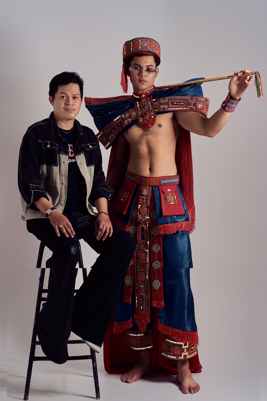 Cao Quốc Thắng mang trang phục dân tộc "Sênh tiền võ khúc" dự thi Mister Global 2024 - Ảnh 1.
