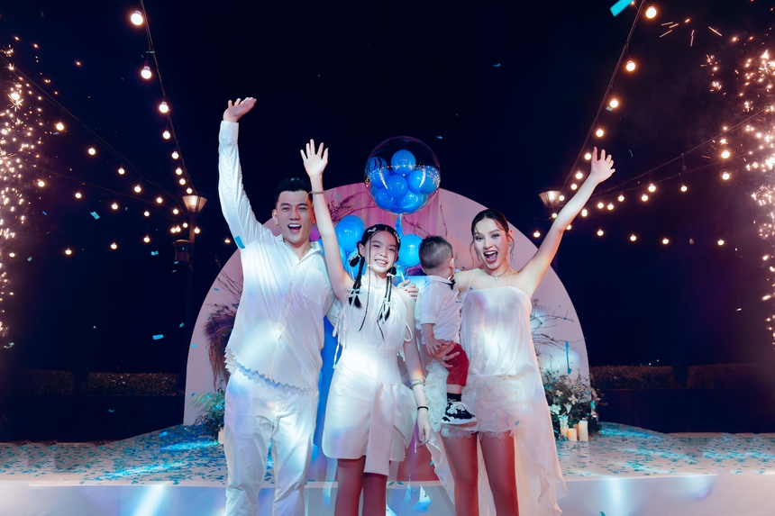 Phương Trinh Jolie rạng rỡ trong tiệc mừng sinh nhật tuổi 36 - Ảnh 3. Phương Trinh Jolie rạng rỡ trong tiệc mừng sinh nhật tuổi 36 - Ảnh 3.