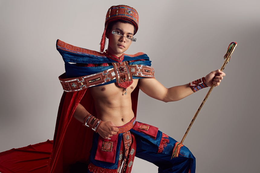 Cao Quốc Thắng mang trang phục dân tộc "Sênh tiền võ khúc" dự thi Mister Global 2024 - Ảnh 2.