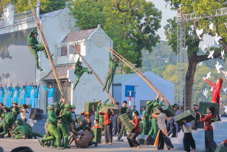 Hình ảnh Ngày hội Văn hóa vì Hòa bình chào mừng 70 năm Giải phóng Thủ đô - Ảnh 2. Hình ảnh Ngày hội Văn hóa vì Hòa bình chào mừng 70 năm Giải phóng Thủ đô - Ảnh 2.