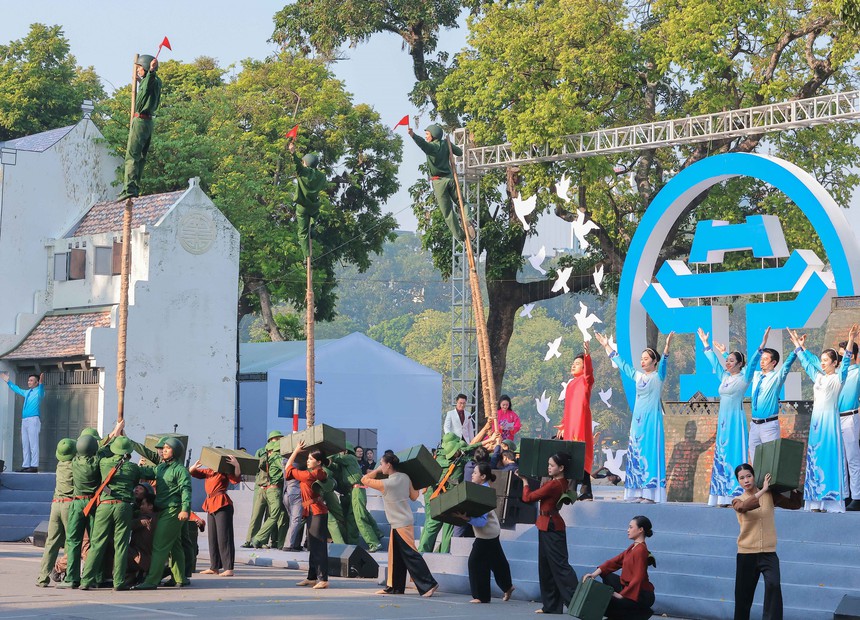 Hình ảnh Ngày hội Văn hóa vì Hòa bình chào mừng 70 năm Giải phóng Thủ đô - Ảnh 8. Hình ảnh Ngày hội Văn hóa vì Hòa bình chào mừng 70 năm Giải phóng Thủ đô - Ảnh 8.