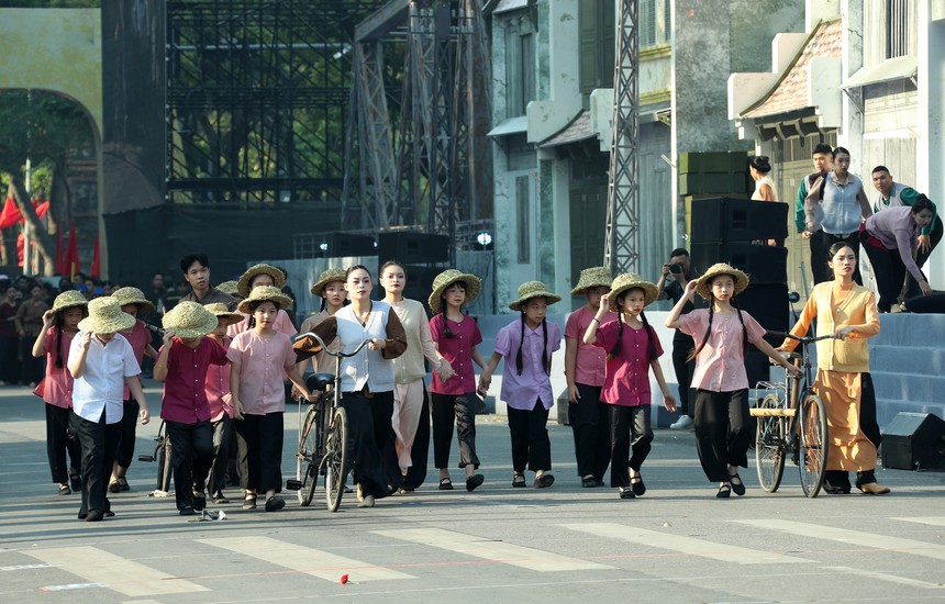 Hình ảnh Ngày hội Văn hóa vì Hòa bình chào mừng 70 năm Giải phóng Thủ đô - Ảnh 17. Hình ảnh Ngày hội Văn hóa vì Hòa bình chào mừng 70 năm Giải phóng Thủ đô - Ảnh 17.