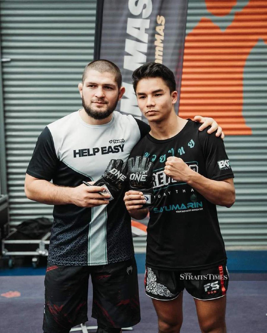 'Thần đồng Muay' được huyền thoại UFC dạy dỗ, muốn tái đấu với Nguyễn Trần Duy Nhất - Ảnh 1. 'Thần đồng Muay' được huyền thoại UFC dạy dỗ, muốn tái đấu với Nguyễn Trần Duy Nhất - Ảnh 1.