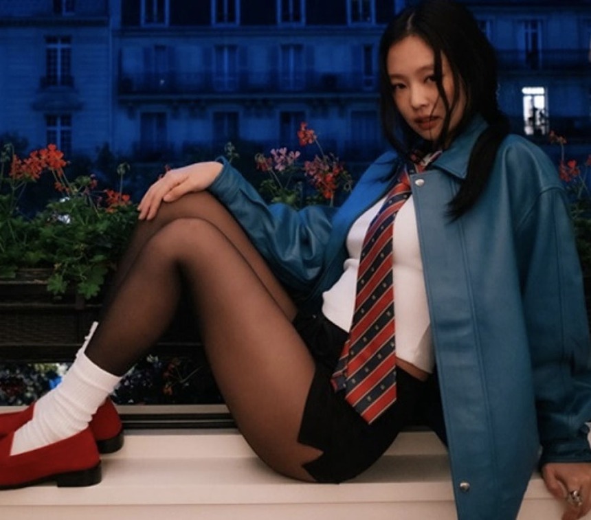 Jennie Blackpink quyến rũ với vẻ ngoài táo bạo trước khi phát hành đĩa đơn solo - Ảnh 1. Jennie Blackpink quyến rũ với vẻ ngoài táo bạo trước khi phát hành đĩa đơn solo - Ảnh 1.