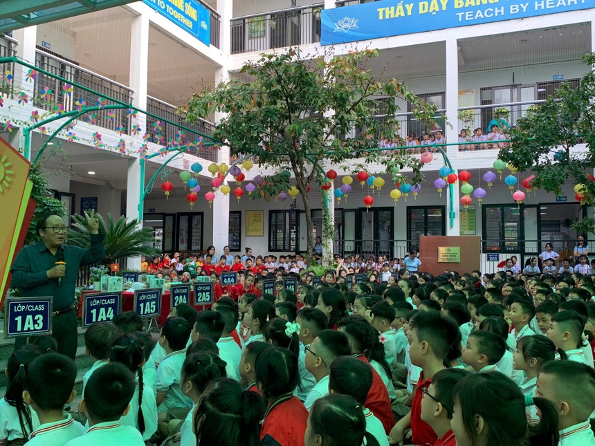 Nhà thơ Trần Đăng Khoa giao lưu trong chương trình "Những vần thơ của Ngôi trường Hạnh phúc" - Ảnh 3.